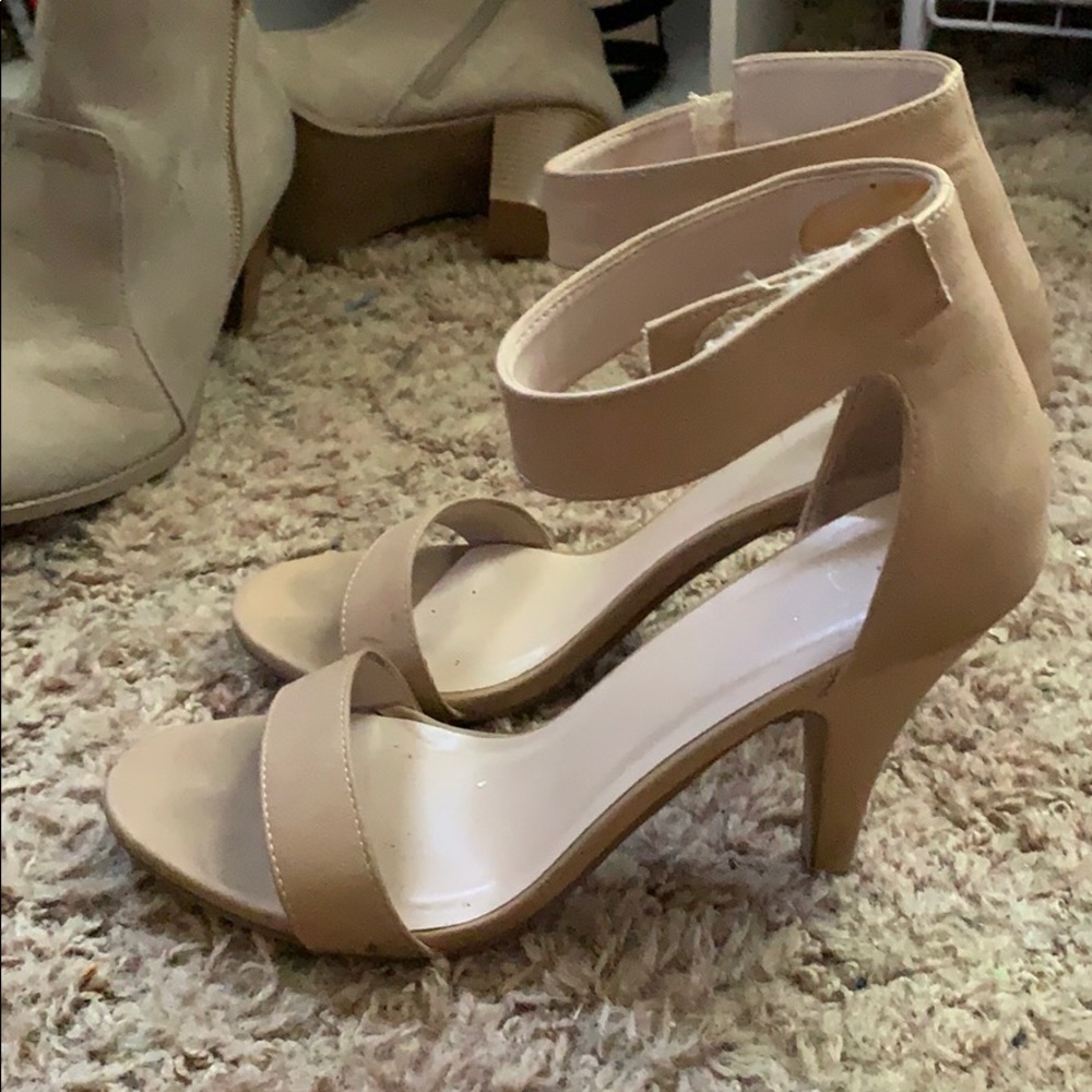 Tan heels - Picture 2 of 3
